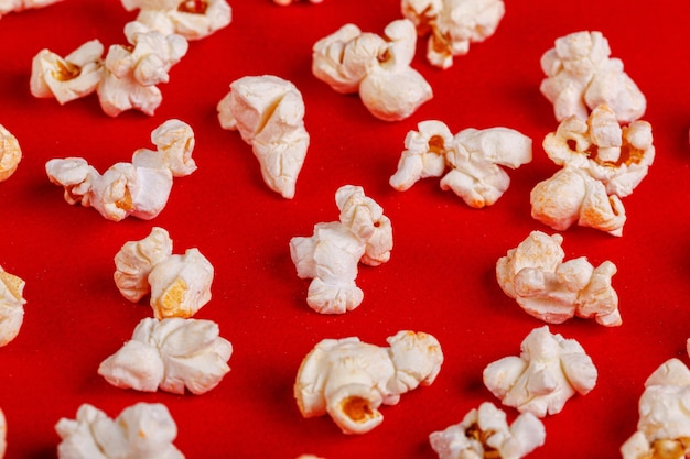 doos met popcorn op een rode achtergrond close-up