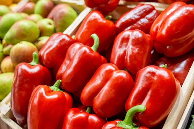 Doos met rode paprika uitzicht van bovenaf concept marktgastronomie