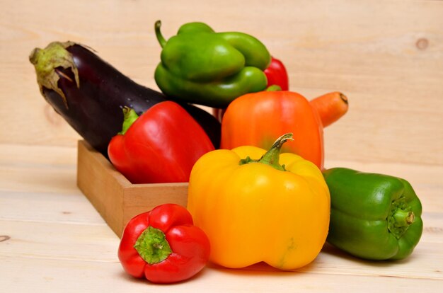 Foto doos met verse groenten in de keuken paprika en aubergine en wortel