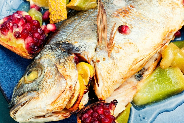 Dorado-vis gekookt met meloen
