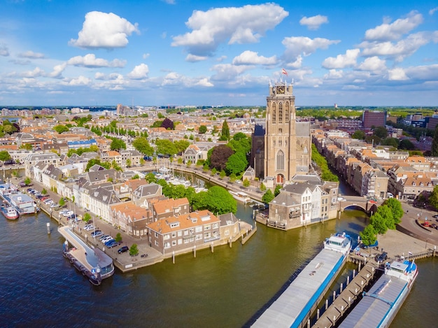 Dordrecht Nederland skyline van de oude stad Dordrecht met kerk- en kanaalgebouwen