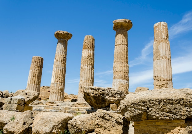 Дорианские колонны Храма Геракла в Агридженто, Сицилия, Италия