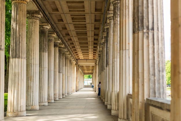 Photo doric columns in the colonnade courtyard outside the alte nationalgalerie on museum island in berlin