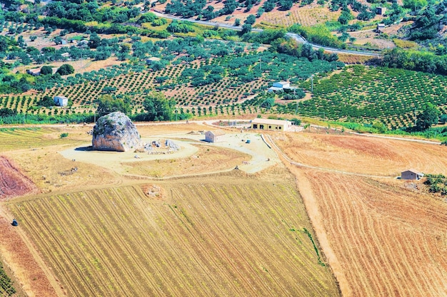 Photo doric stone and ruins in segesta in sicily, italy