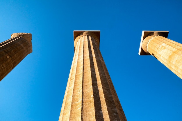 Dorische zuilen bij Lindos Acropolis op het eiland Rhodos in Griekenland