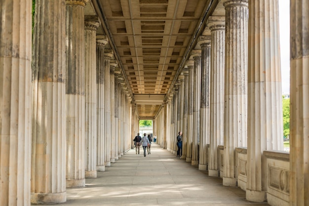 Dorische zuilen op de binnenplaats van de Colonnade buiten de Alte Nationalgalerie op het Museumeiland in Berlijn