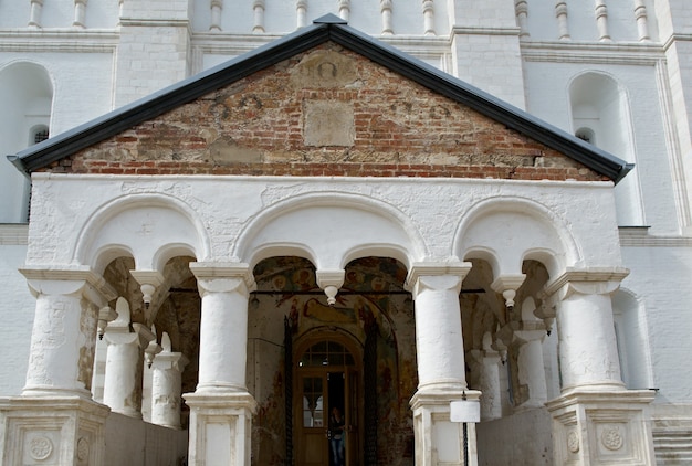 Dormition-kathedraal. kremlin van de oude stad rostov veliky.russia