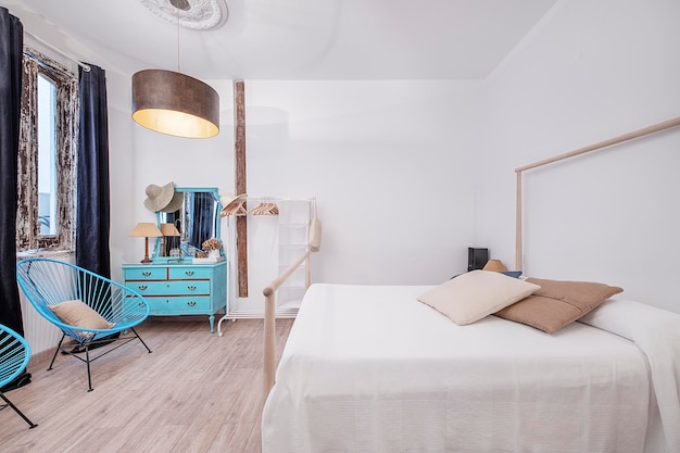 Photo dormitorio en apartamento vacacional con tocador azul y butacas azules decoracion chic para viajeras