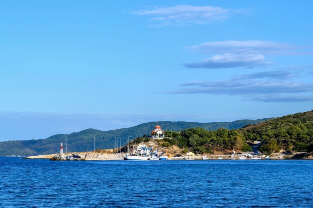 Dorp en haven aan zee in Nea Roda, Chalkidiki, Griekenland