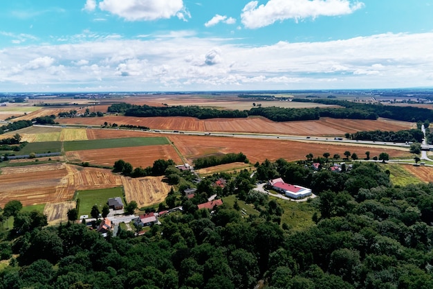 Dorp in bergen met bos luchtfoto berglandschap