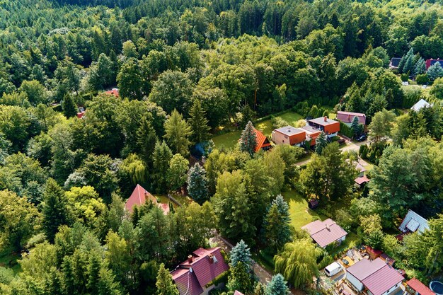 Dorp in bergen met bos luchtfoto berglandschap