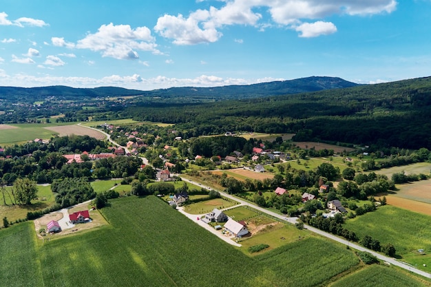 Dorp in bergen met bos luchtfoto berglandschap