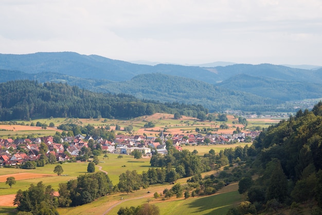 Dorp in de bergen. Klein Duits dorp omgeven door Schwarzwald bergen