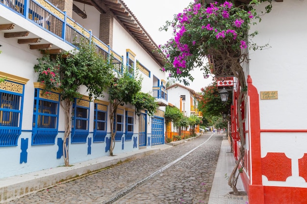 Dorp in de bergen van colombia met traditionele koloniale huizen in verschillende kleuren dorp met spaanse roots