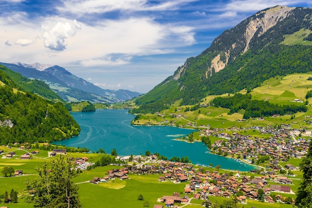 Dorp in de buurt van het meer Lungern Lungerersee Obwalden Zwitserland