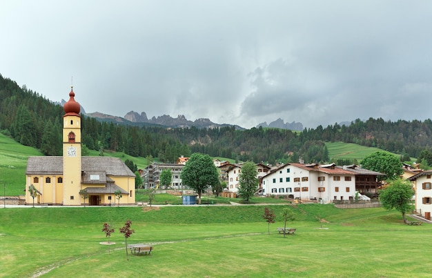 Dorp in de Dolomieten in Italië