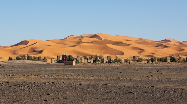 dorp in de woestijn met duinen