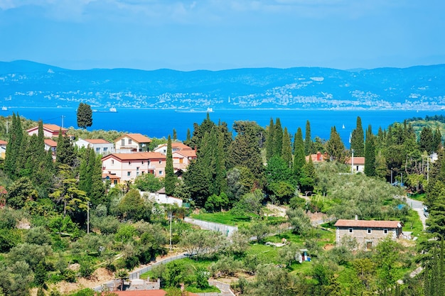 Dorp in het nationale park Strunjan en de Adriatische Zee in Slovenië