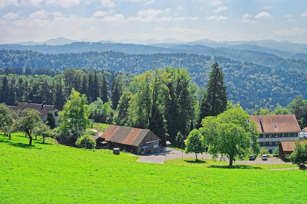 Dorp in Turbenthal met Zwitserse Alpen van het district Winterthur, kanton Zürich in Zwitserland.