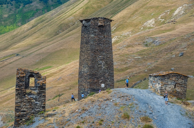 Dorp Ushguli landschap met massieve rotsachtige bergen Bezengi muur, Shkhara op de achtergrond in Svaneti, Georgië