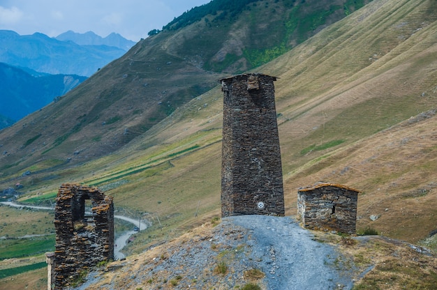 Dorp Ushguli landschap met massieve rotsachtige bergen Bezengi muur, Shkhara op de achtergrond in Svaneti, Georgië