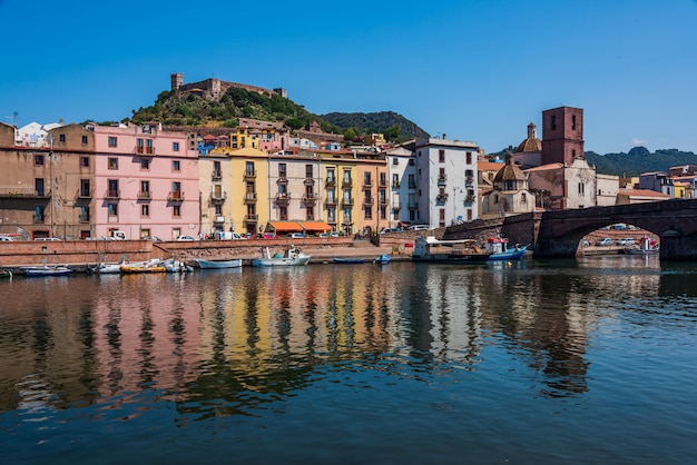 Dorp van Bosa in Sardinië