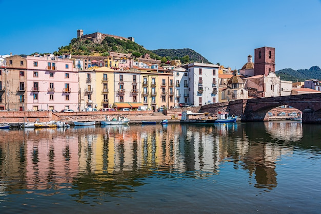 Dorp van Bosa in Sardinië