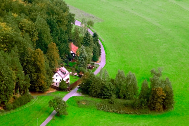 Dorpshuizen tussen de bomen