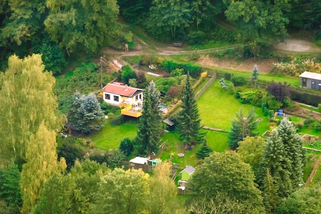 Dorpshuizen tussen de bomen