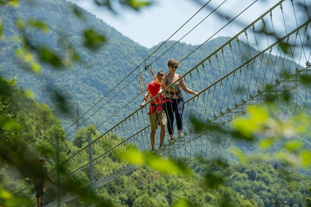 Dossena italia 2022 ponte sole in ferro sospeso nel vuoto per attraversare la valle a piedi