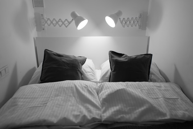 Двуспальная кровать в мини-комнате для сна