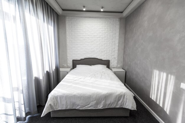현대적인 인테리어 룸에서 더블 침대