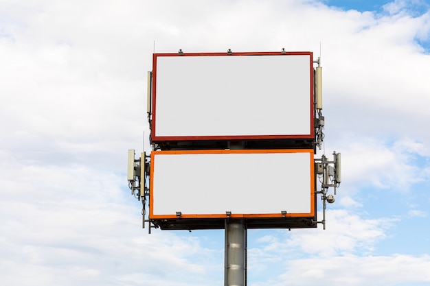 Doppio cartellone bianco contro il cielo