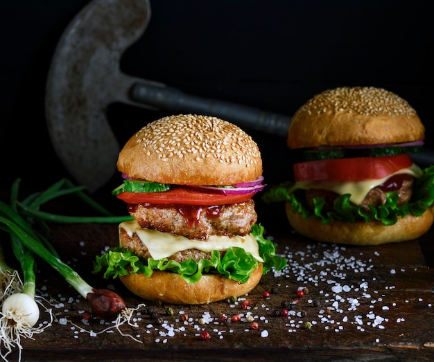 野菜とチーズのダブルバーガー