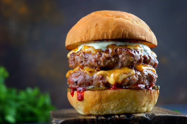 Photo double cheeseburger with melted cheese and blue cheese