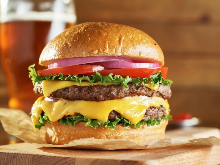Photo double cheeseburger with onions and tomatoes