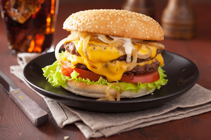 Photo double cheeseburger with tomato and onion