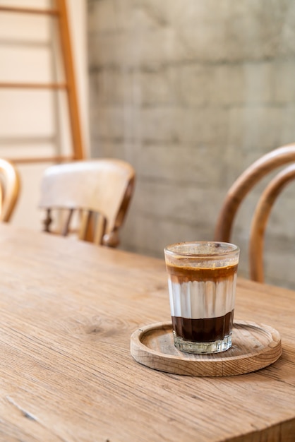 커피 숍 카페에서 더블 더러운 커피 컵 (우유와 초콜릿이 든 에스프레소 커피)