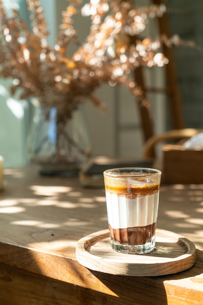 двойная грязная кофейная чашка (кофе эспрессо с молоком и шоколадом) в кафе-кафе