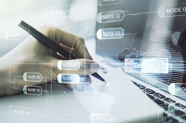 ラップトップの研究開発コンセプトを背景に世界地図とノートに手書きの抽象的なプログラミング言語の二重露光