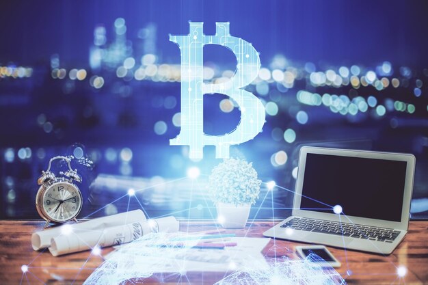 ブロックチェーンと暗号経済の二重露出 テーマ ホログラムとコンピュータの背景のテーブル ビットコインの暗号通貨の概念