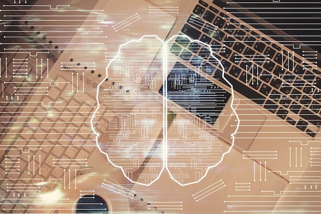 Foto doppia esposizione dell'ologramma del disegno cerebrale sullo sfondo del tavolo di lavoro topview con il computer concetto di big data