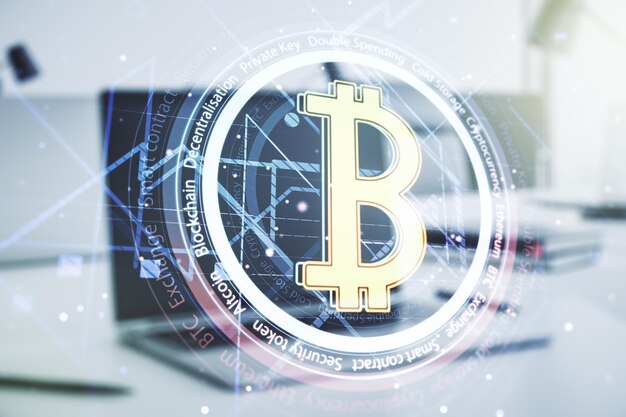 クリエイティブなビットコインのシンボルの二重露出と背景の近代的なラップトップ 暗号通貨のコンセプト
