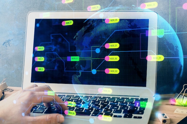 Foto doppia esposizione dell'ologramma del tema internet dei dati con l'uomo che lavora al computer sullo sfondo concetto di innovazione