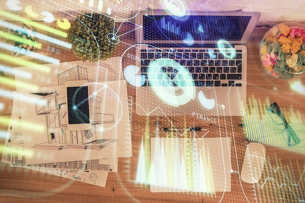 데이터 테마의 이중 노출 그림 홀로그램을 컴퓨터와 함께 뷰 작업 테이블 배경으로 기술 개념