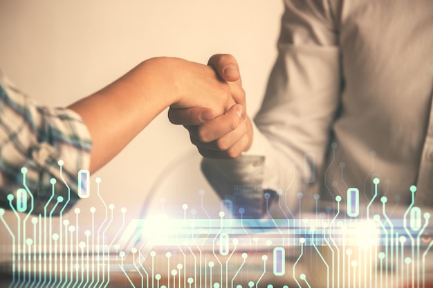 Двойная экспозиция голограммы на тему данных и рукопожатие двух мужчин Концепция партнерства в ИТ-индустрии