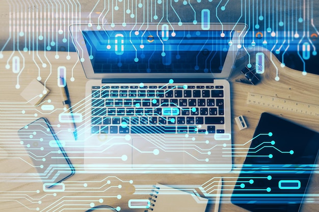 デスクトップコンピュータとテクノロジーテーマのホログラムのダブルエクスポージャー ソフトウェア開発の概念