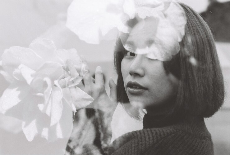 Photo 双重曝光的花朵和短发的年轻女人