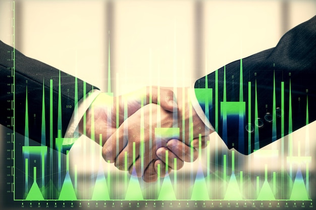 Foto doppia esposizione dell'ologramma del grafico forex e stretta di mano di due uomini concetto di mercato azionario