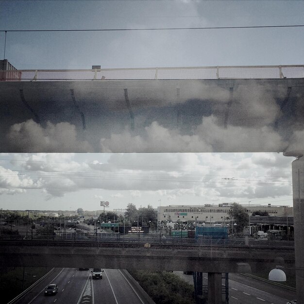 Foto doppia esposizione dell'autostrada e del cielo nuvoloso